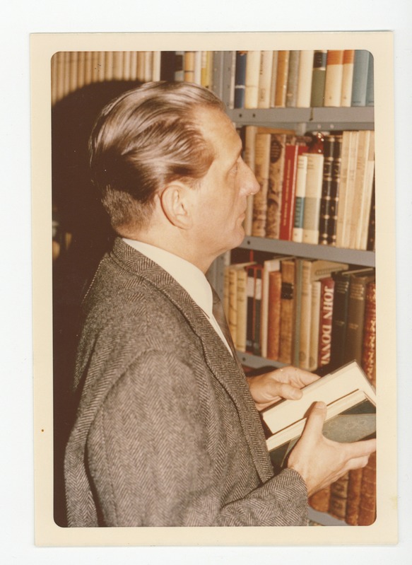 Paul Reets oma Charlesgate kodus raamaturiiuli taustal, umbes 1975
