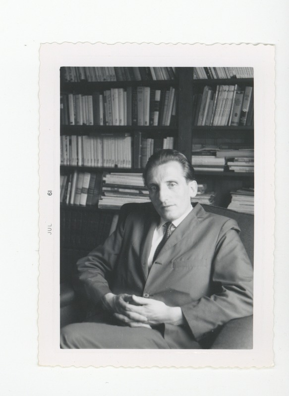 Paul Reets raamaturiiuli taustal tugitoolis, 1961