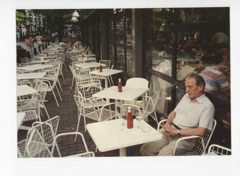 Paul Reets välikohviku suveterrassil, 1989