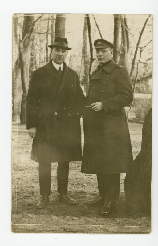 Paremal Villem Reets, vasakul Käsitööstuskoja hilisem esimees Aleksander Naeres, 1920-ndad aastad