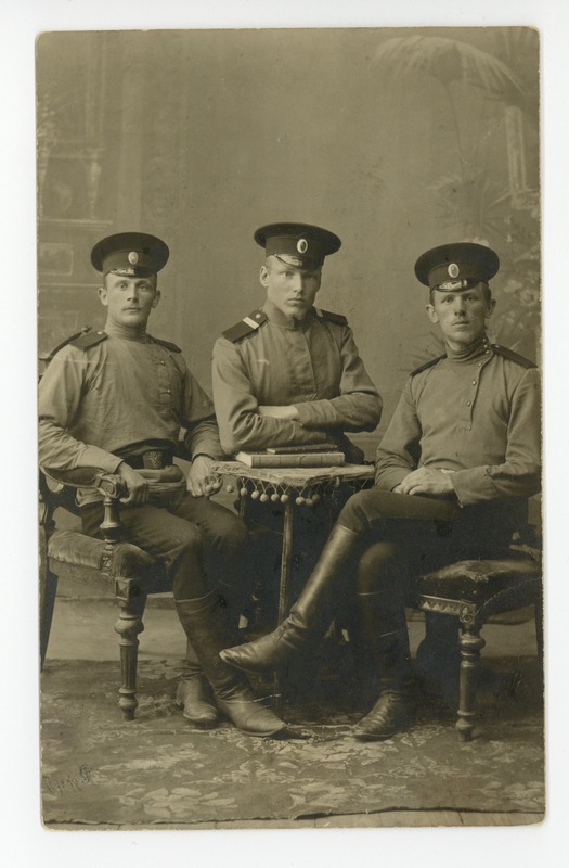 Isa Viljam Reets (keskel) sõjaväeteenistuses Vene tsaariväes