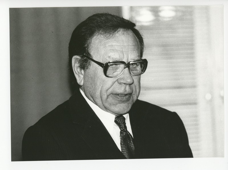 August Eelmäe kõnelemas