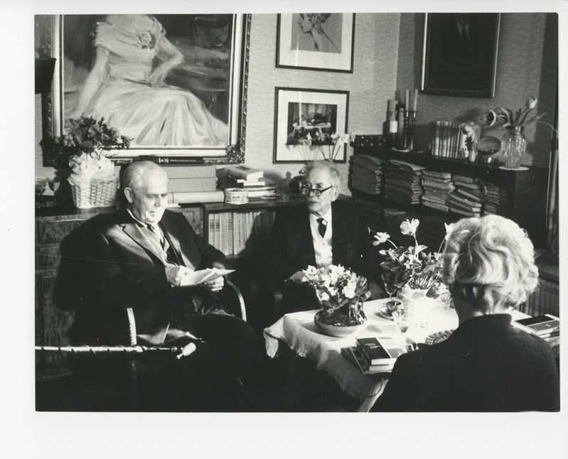 Hans Kruus ja Friedebert Tuglas viimasel sünnipäeval peolauas