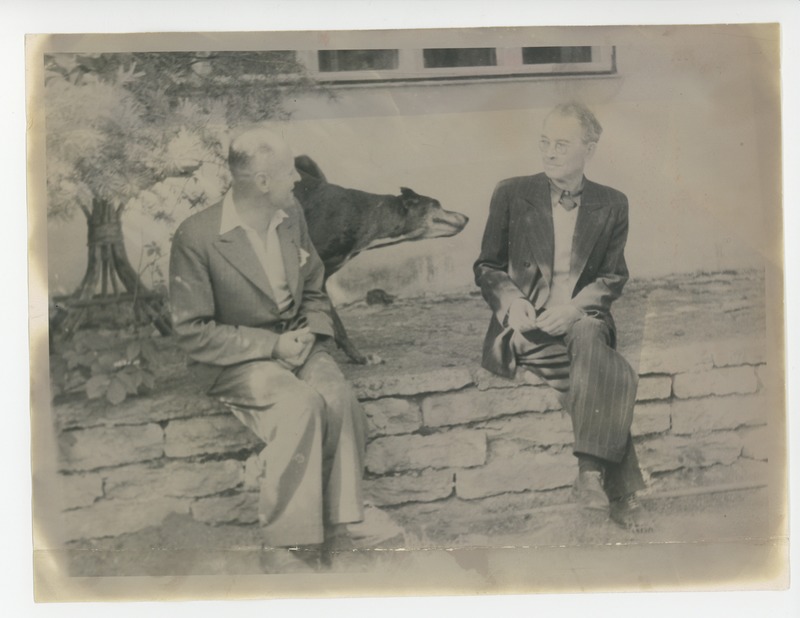 Karl Selistemägi ja Friedebert Tuglas koeraga aias