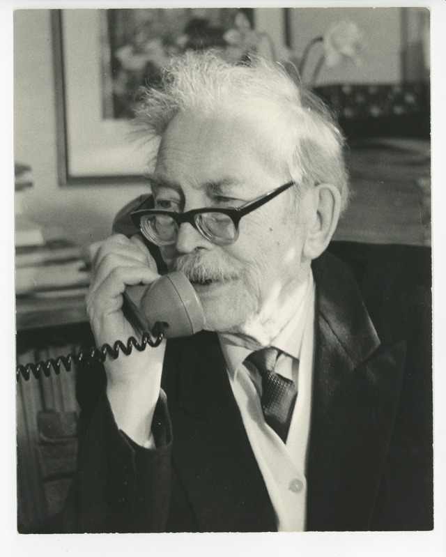 Friedebert Tuglas viimasel sünnipäeval telefoniga rääkimas