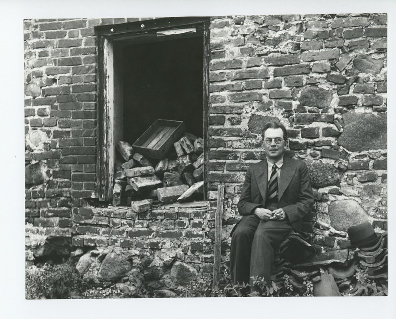 Friedebert Tuglas Ahjal vana õllekoja seina ääres, 1938