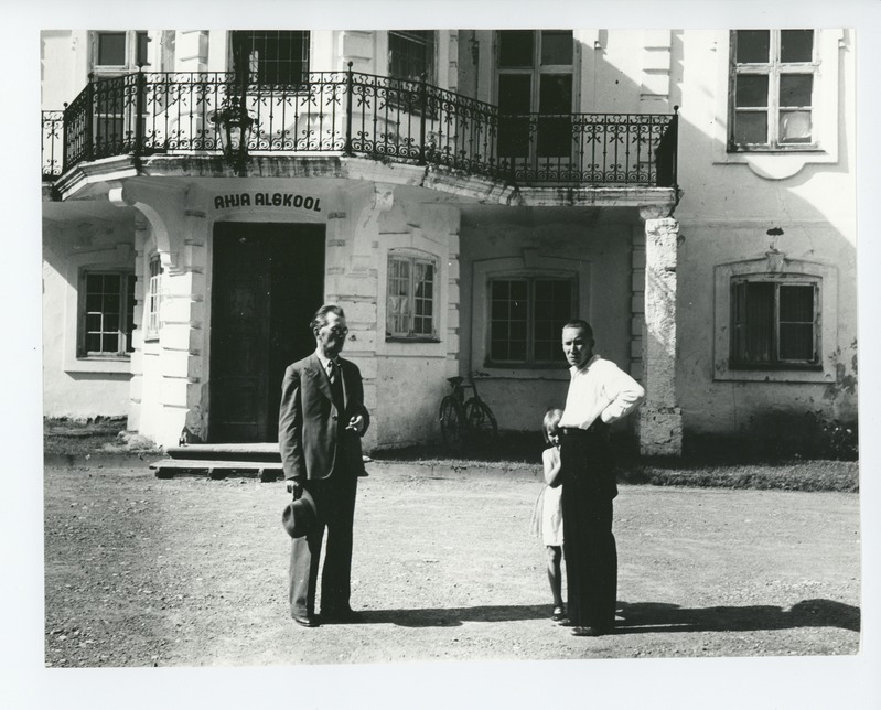 Friedebert Tuglas Ahja mõisa härrastemaja ees, 1938