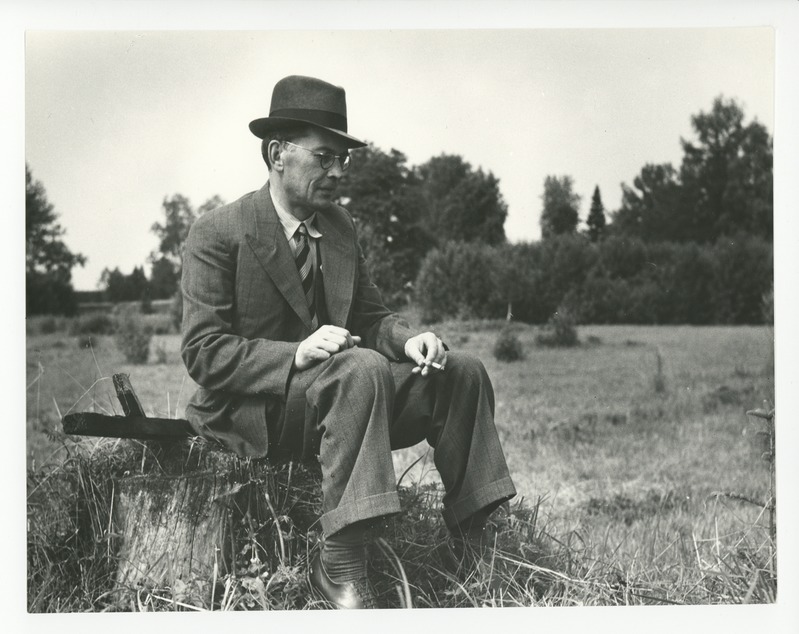 Friedebert Tuglas Ahjal endise Ülemise järve ääres, 1938