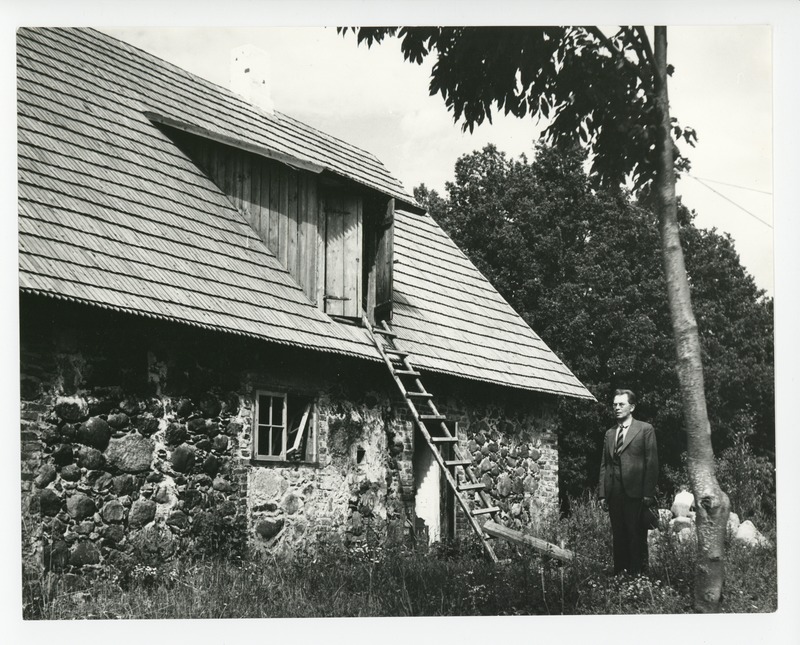 Friedebert Tuglas Ahja ümberehitatud vana õllekoja ees, 1938