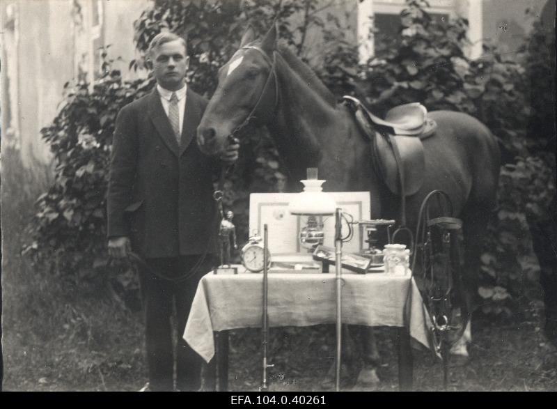 Guardian of the Cog-Rakke Escadron of the Defence League Heinrich Meekler with his horse and prizes.