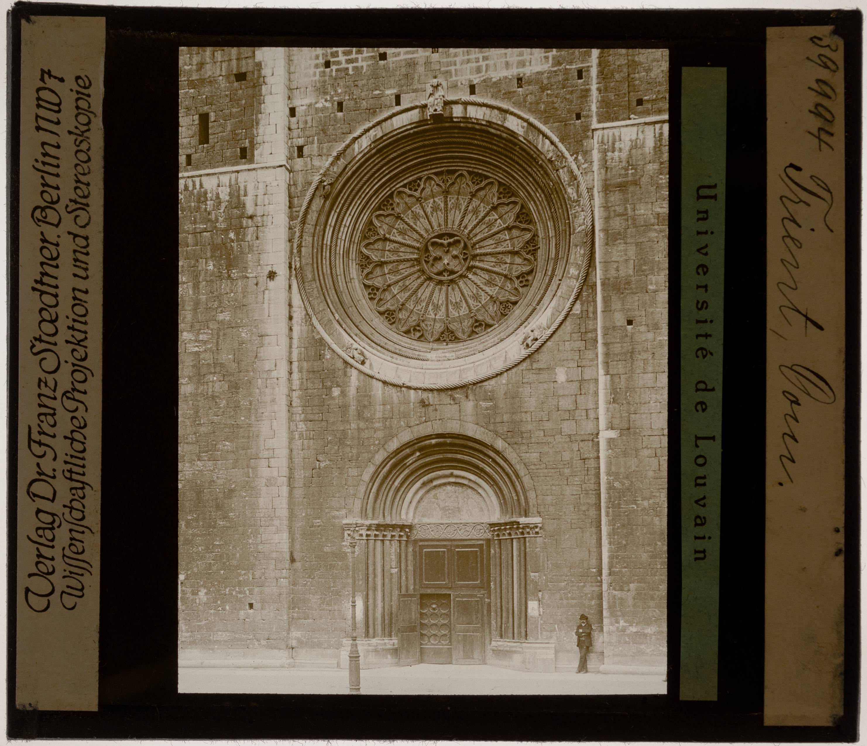 Trento. Duomo Cattedrale di San Vigilio Exterieur: Voorgevel, detail: Roosvenster en portaal