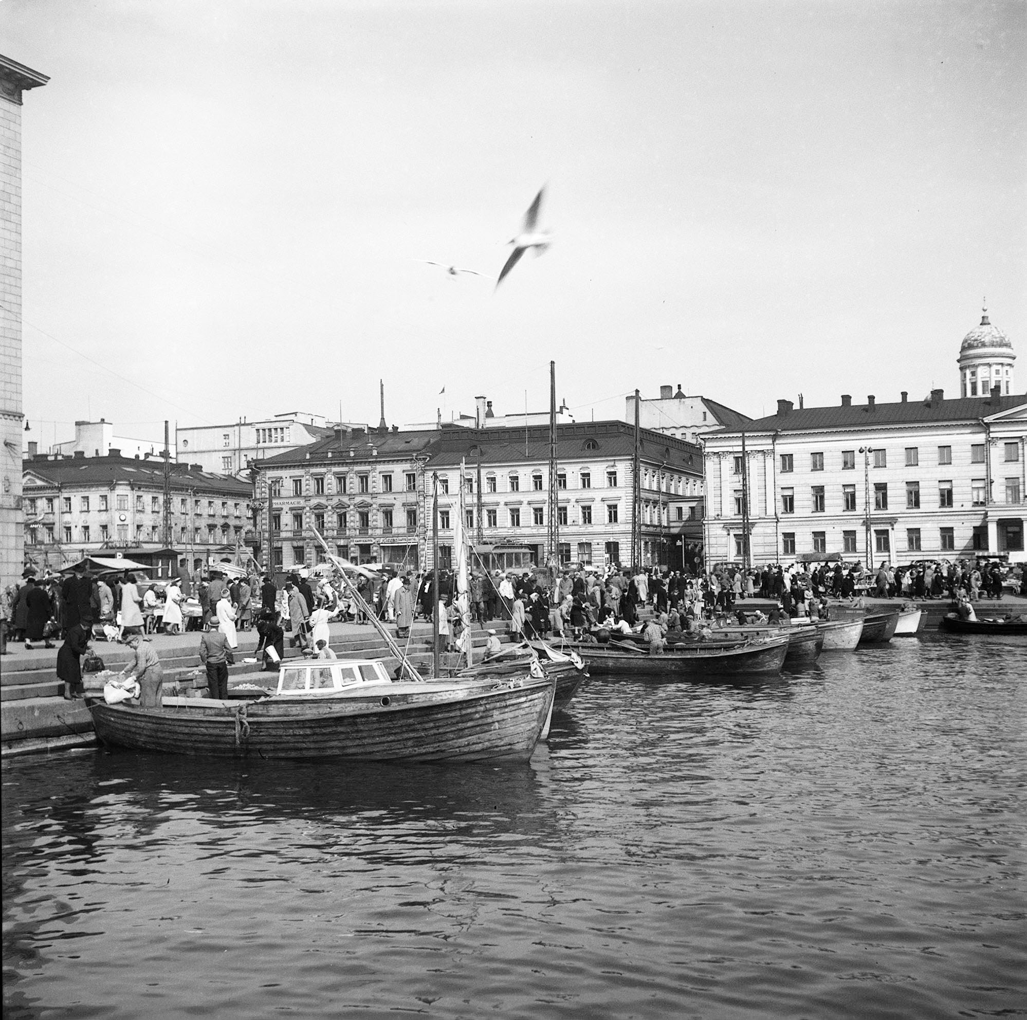 Helsinki Marketplace 1948 (28399508844) - Helsinki, Kauppaja 1.5.1948, fishermen's boats.Photo: Nokelainen/Yle.
Do you know something about this picture? Please leave a comment or contact us by e-mail: flickr@yle.fi Read more about Yle, the Finnish Broadcasting Company: http://yle.fi/life park Fler skatter från Yles archive: http://svenska.yle.fi/arkivet More about Yle, the Finnish Broadcasting Company: http://yle.fi/yleisradio/ About-yle/this-is-yle