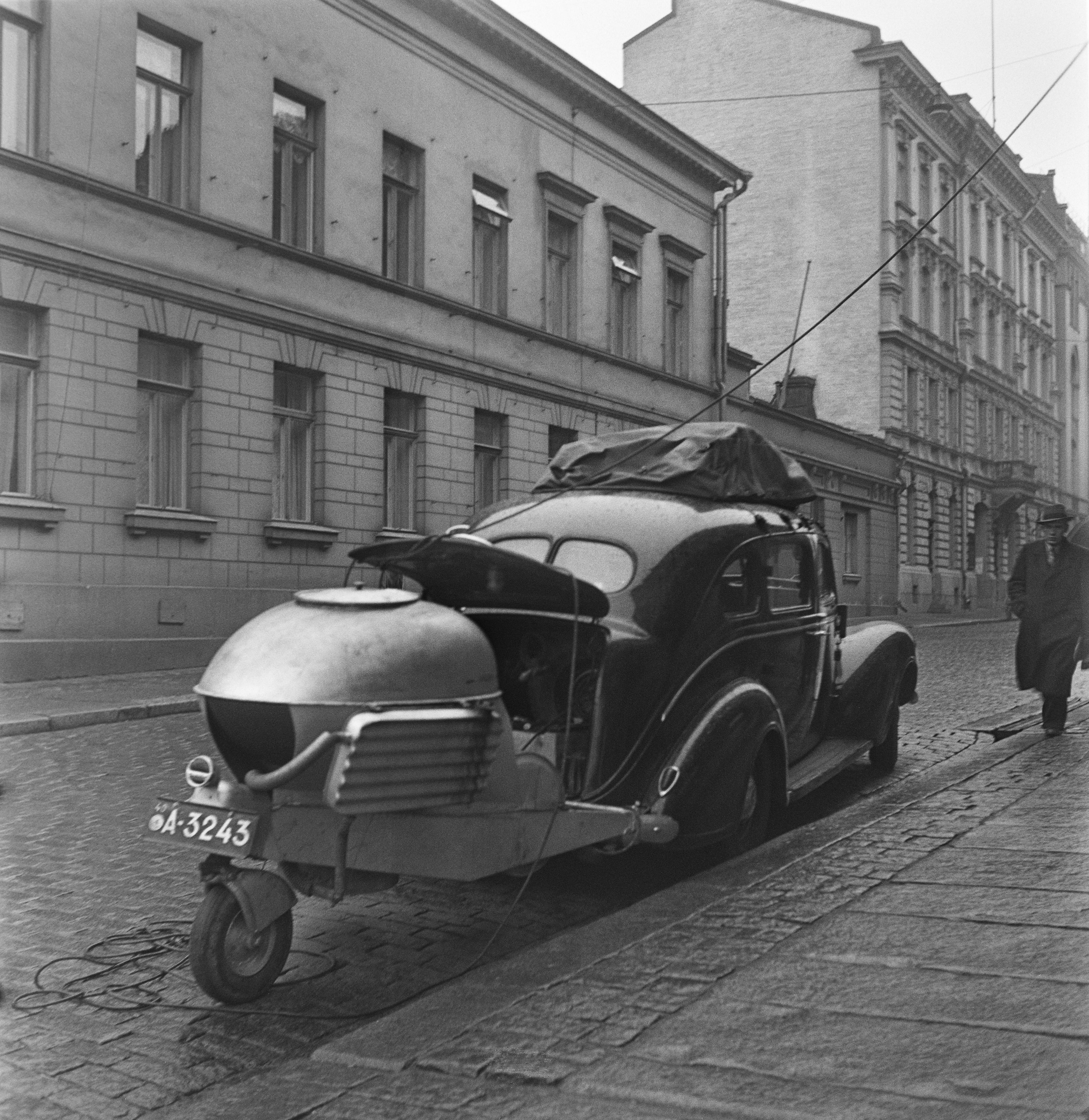Broadcast van with a wood gas unit, 1940s - General Radio sound car parking on the street. The time of the screening is estimated at the accuracy of the decade.
Do you know something about this picture? Leave a comment or contact us by e-mail: flickr@yle.fi Check out the archive contents of Yle: www.yle.fi/elavaarkisto Fler skatter från Yles archive: svenska.yle.fi/arkivet More about Yle, the Finnish Broadcasting Company: yle.fi/yleisradio/about-yle/ this is-is-yle