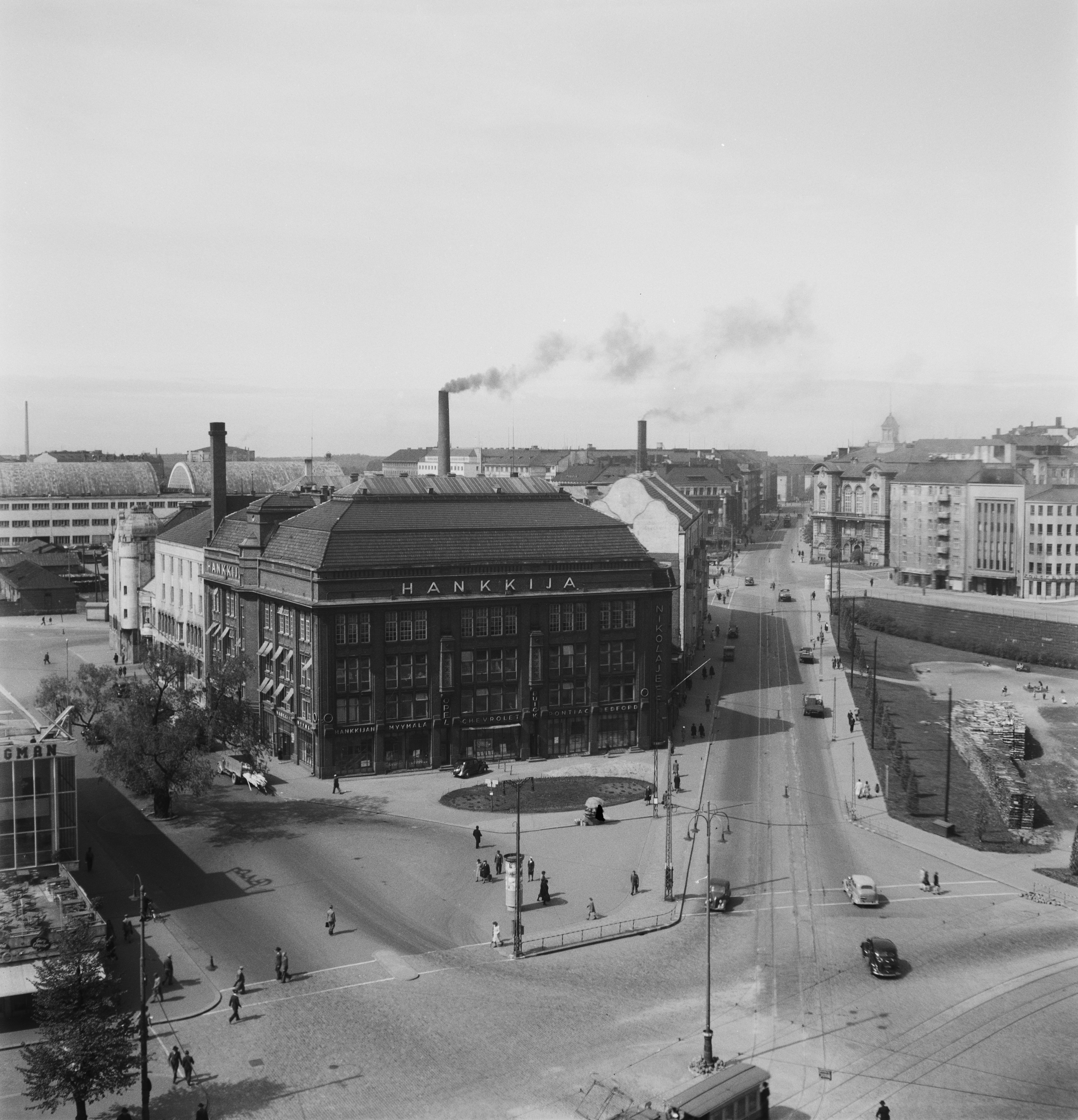 Helsinki city centre in 1947 (29438954571) - Helsinki, Hankkija House (formerly car dealer Sergei Nikolajeff car shop, so-called car fireplace, architect Jarl Eklund, 1913) in the corner of Salomonkadu and Arkadiankadu. Viewed in part, Glass Palace, Glass Palace, Tennis Palace, Animal Museum and Conservatory.Photo: Ruth Träskman/Yle.
Do you know something about this picture? Please leave a comment or contact us by e-mail: flickr@yle.fi Read more about Yle, the Finnish Broadcasting Company: http://yle.fi/life park Fler skatter från Yles archive: http://svenska.yle.fi/arkivet More about Yle, the Finnish Broadcasting Company: http://yle.fi/yleisradio/ About-yle/this-is-yle