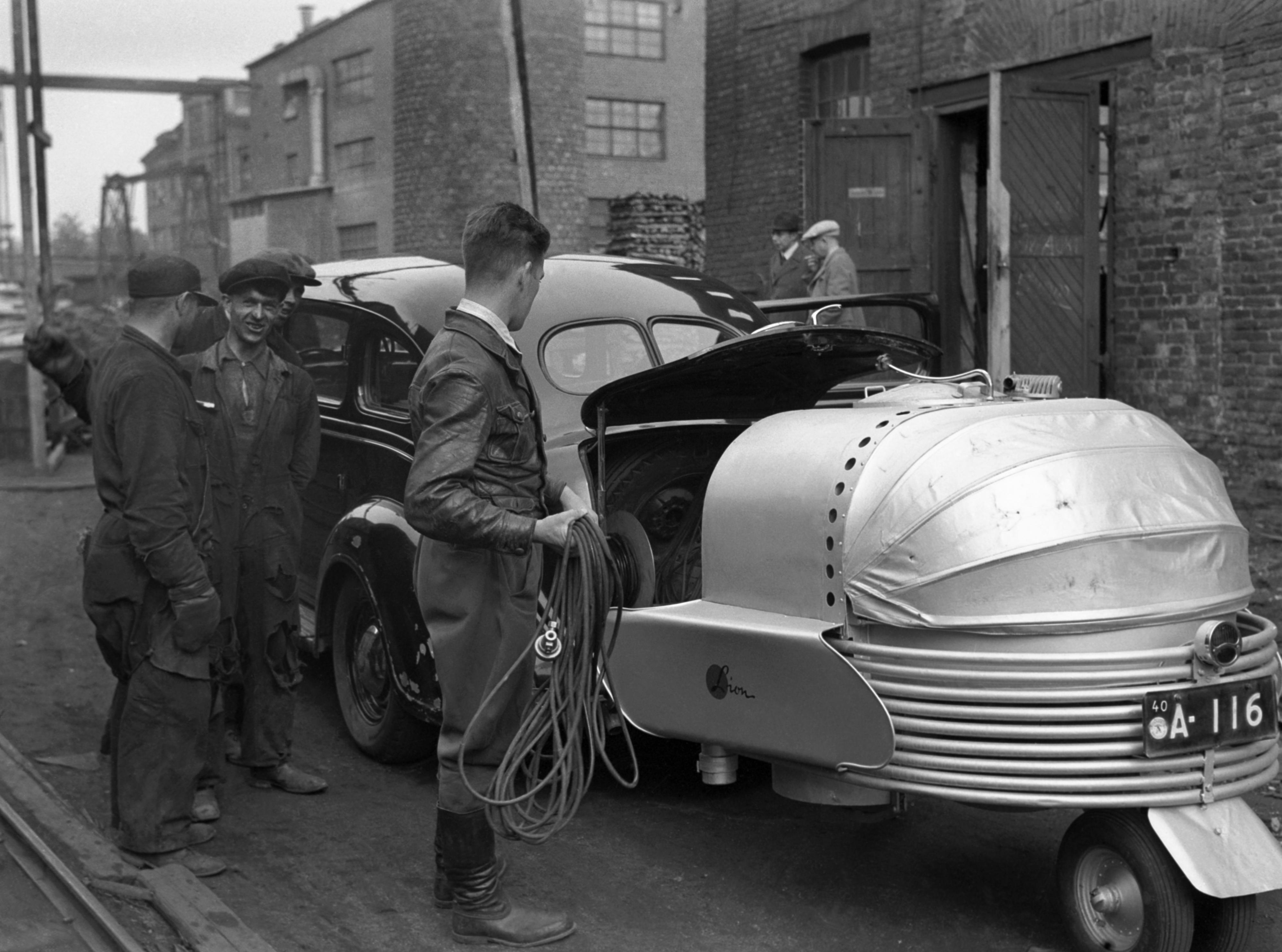 Broadcast van for sound with a wood gas unit, 1939. - the employees of the Helsinki Hietalahti yard admire a radio sound car operating with wood gas, behind which has been attached a bolt.