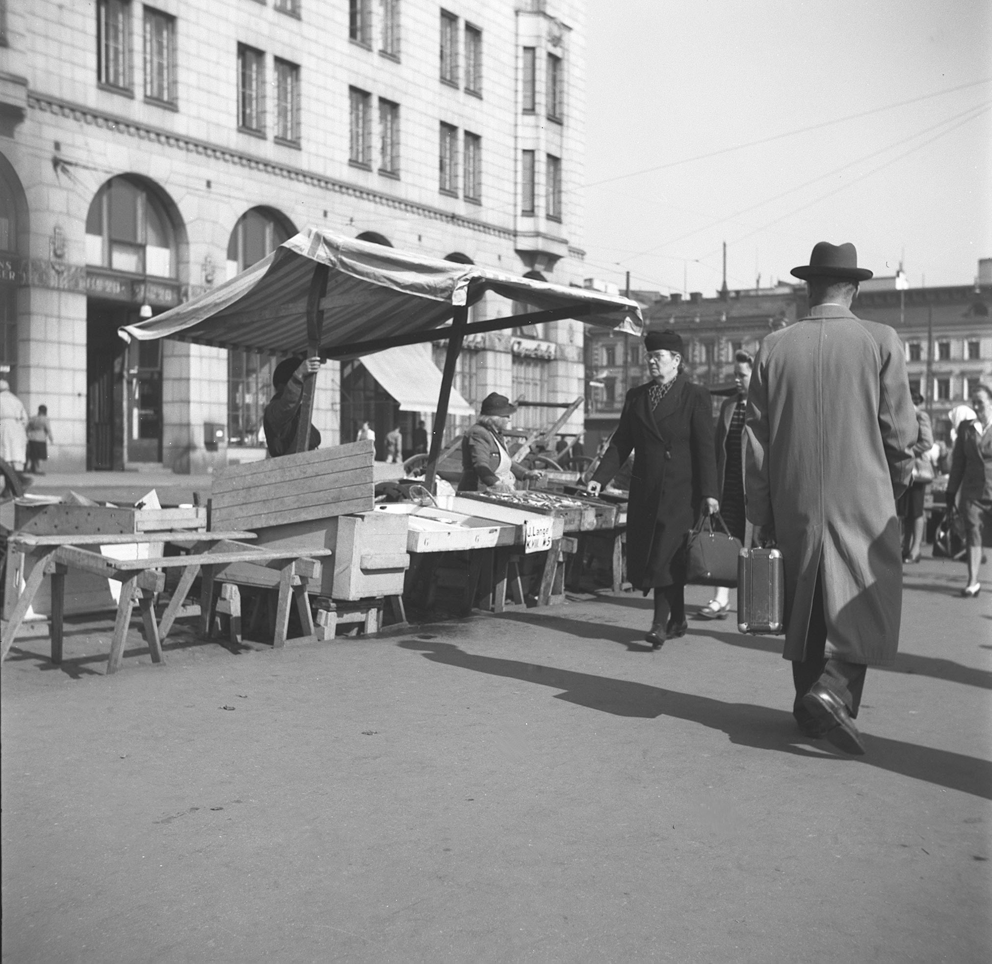 Helsinki, Marketplace 2.6.1947. (28402330983) - Helsinki, Store 2.6.1947.Photo: Ruth Träskman/Yle.
Do you know something about this picture? Please leave a comment or contact us by e-mail: flickr@yle.fi Read more about Yle, the Finnish Broadcasting Company: http://yle.fi/life park Fler skatter från Yles archive: http://svenska.yle.fi/arkivet More about Yle, the Finnish Broadcasting Company: http://yle.fi/yleisradio/ About-yle/this-is-yle
