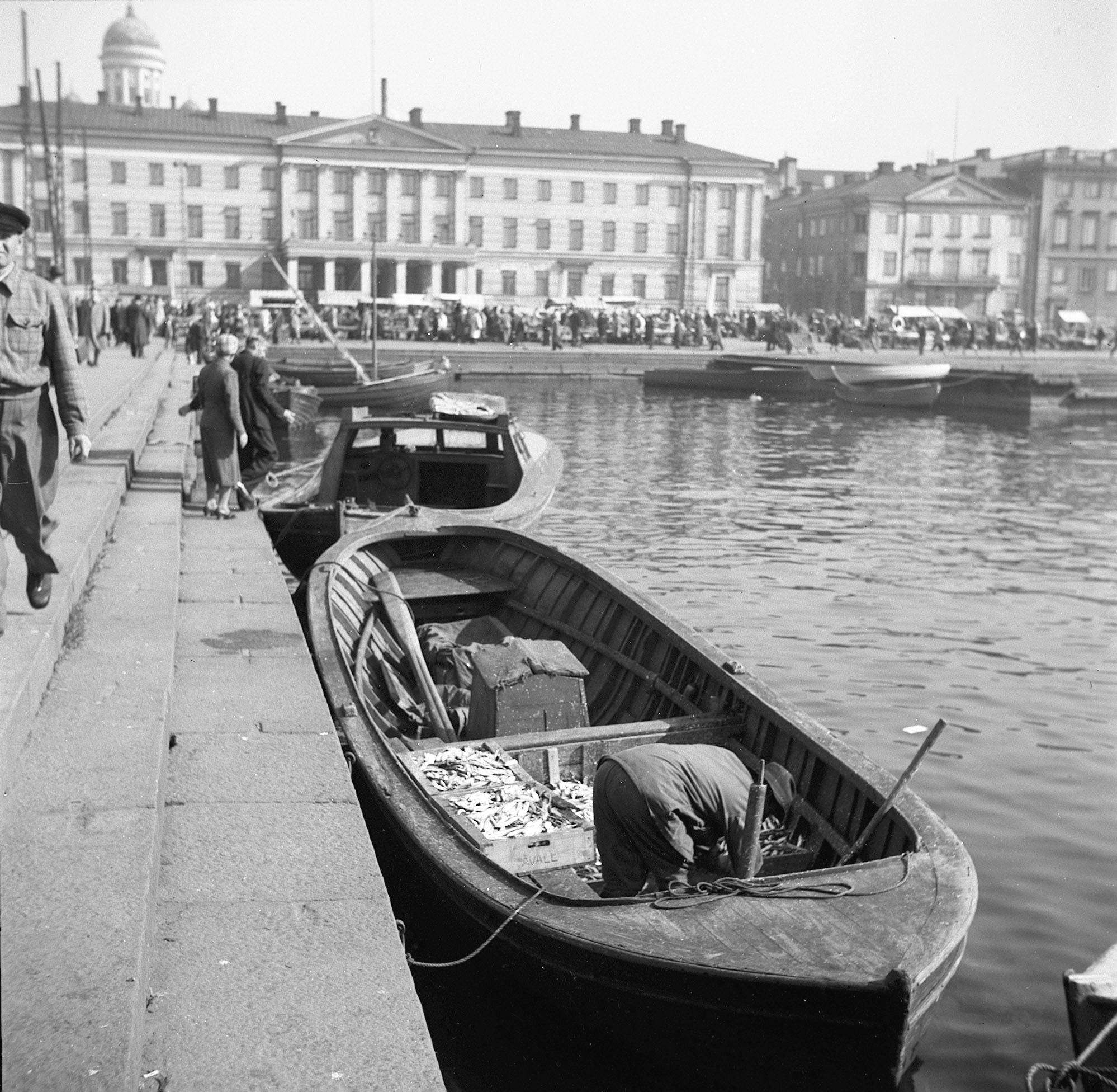 Helsinki marketplace 1947 (28913411802) - Helsinki, Kauppatori 2.6.1947. Fishing boats.Photo: Ruth Träskman/Yle.
Do you know something about this picture? Please leave a comment or contact us by e-mail: flickr@yle.fi Read more about Yle, the Finnish Broadcasting Company: http://yle.fi/life park Fler skatter från Yles archive: http://svenska.yle.fi/arkivet More about Yle, the Finnish Broadcasting Company: http://yle.fi/yleisradio/ About-yle/this-is-yle