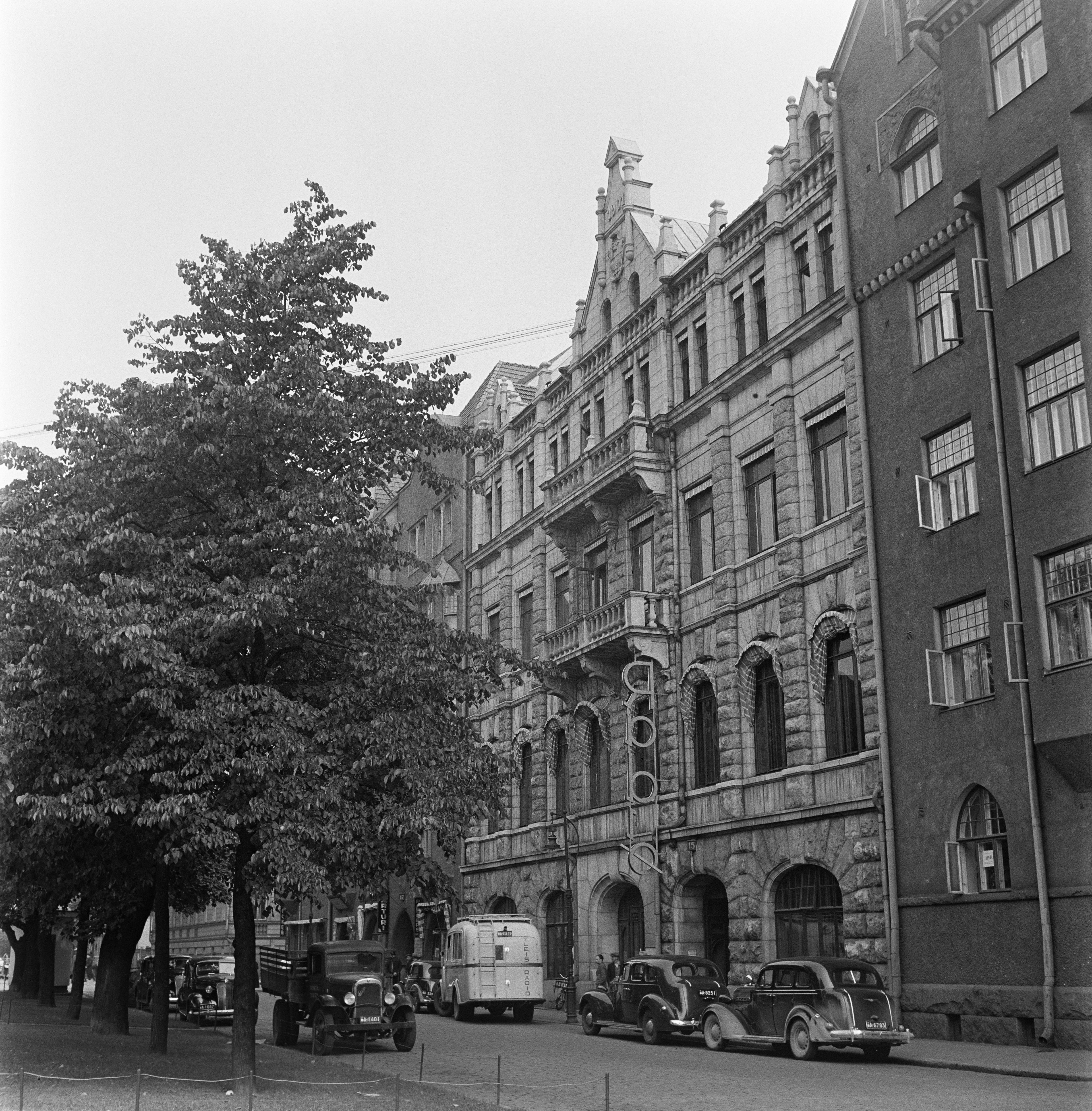 The Radio House of the Finnish Broadcasting Company in Helsinki, street view, 1930s - General Radio House on Fabianinkadu in Helsinki (Fabianinkatu 15, General Radio Office 10.6.1934-11.9.1981), street view, General Radio's big sound car parked on the street, other cars. The time of the screening is estimated at the accuracy of the decade.
Do you know something about this picture? Leave a comment or contact us by e-mail: flickr@yle.fi Check out the archive contents of Yle: www.yle.fi/elavaarkisto Fler skatter från Yles archive: svenska.yle.fi/arkivet More about Yle, the Finnish Broadcasting Company: yle.fi/yleisradio/about-yle/ this is-is-yle