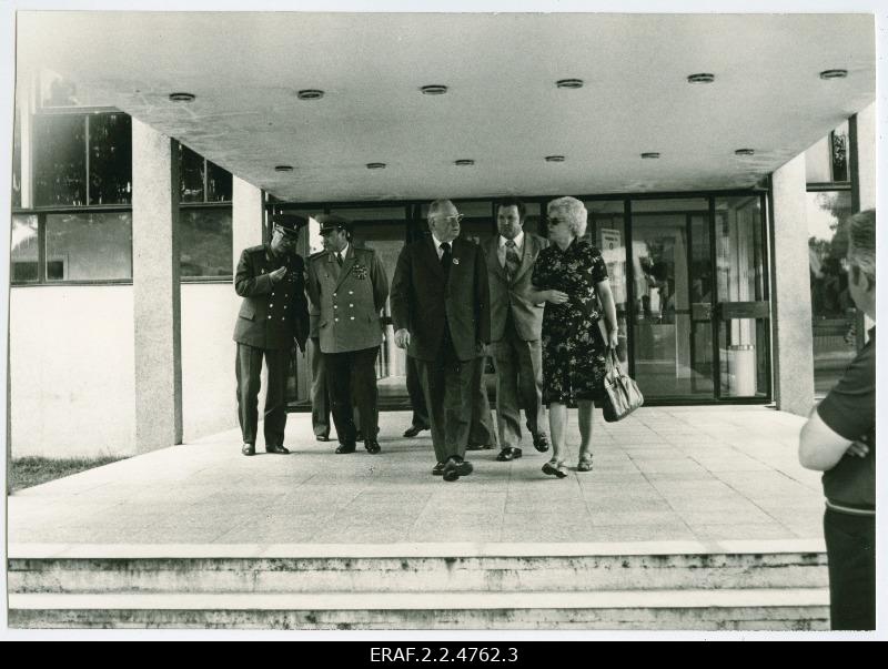 Minister of the Interior of the Soviet Union Nikolai Ščelokov with the embassy in Pärnu, from the right Aino Tammeorg Peep Tarre, Johannes Käbin.