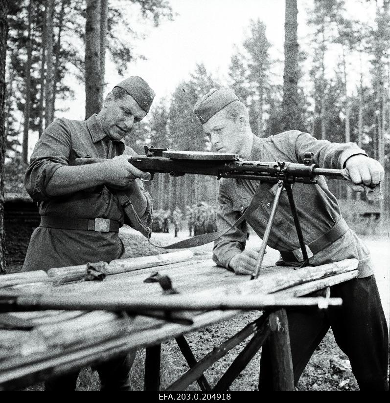 A scene from the Tallinn Film game film "People in Soldiers". The guns are handled by Tääger (Heino Raudsik) and Five (Kenno Oja).