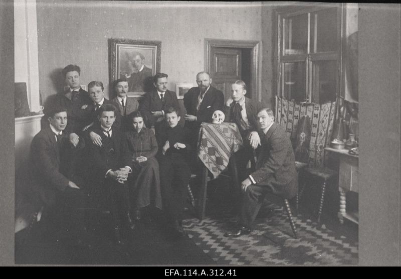 Artist h. Laipmann (Laikmaa) with his students. Laipmann right 3. I row left Oskar Kallis, 2 row right : 1. A. Vaga, 2. Laikmaa.