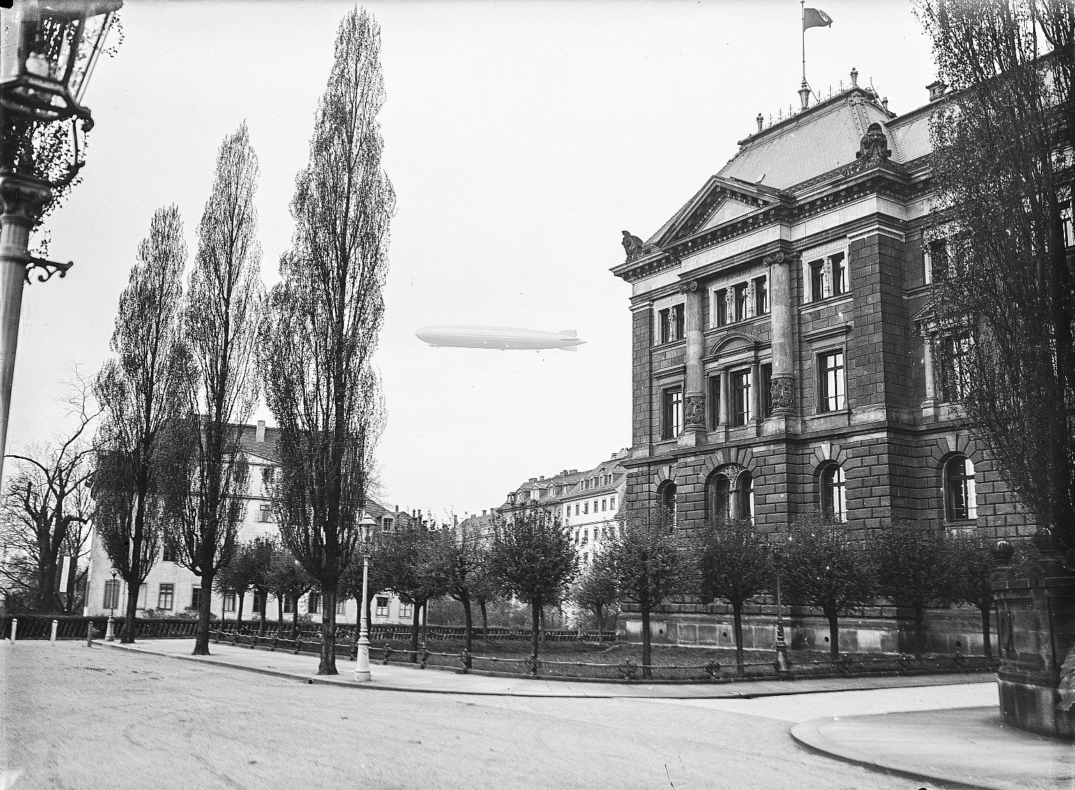 Dresden, Kings with LZ 127 Graf Zeppelin