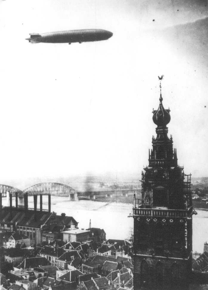 Op zondag 13 October maakte het luchtschip de Graf Zeppelin een rondvlucht boven Nederland en passeerde Nijmegen om 12.50 uur; de zeppelin trok overal grote publieke belangstelling