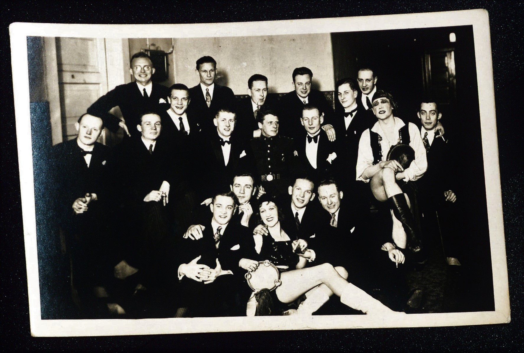 Group photo of celebrations, in the middle of the military is sitting