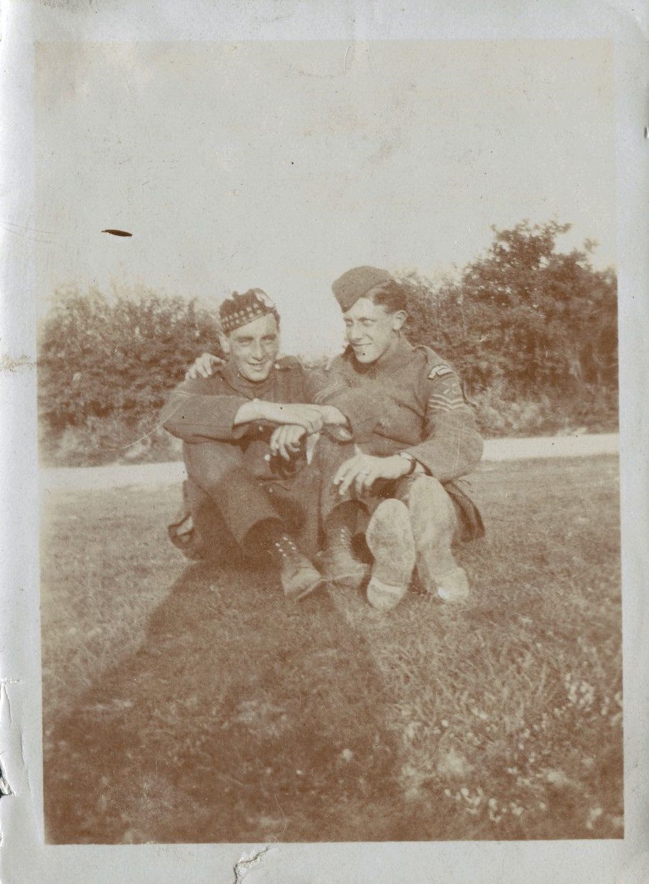 Sgts Sparrow and Reid in uniform seated on the ground, RAF Beaulieu, 1918