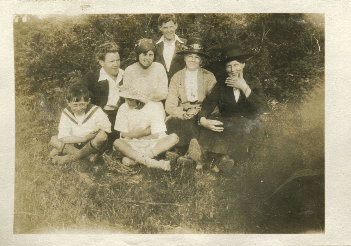 Family group - The Dyke, May 1922