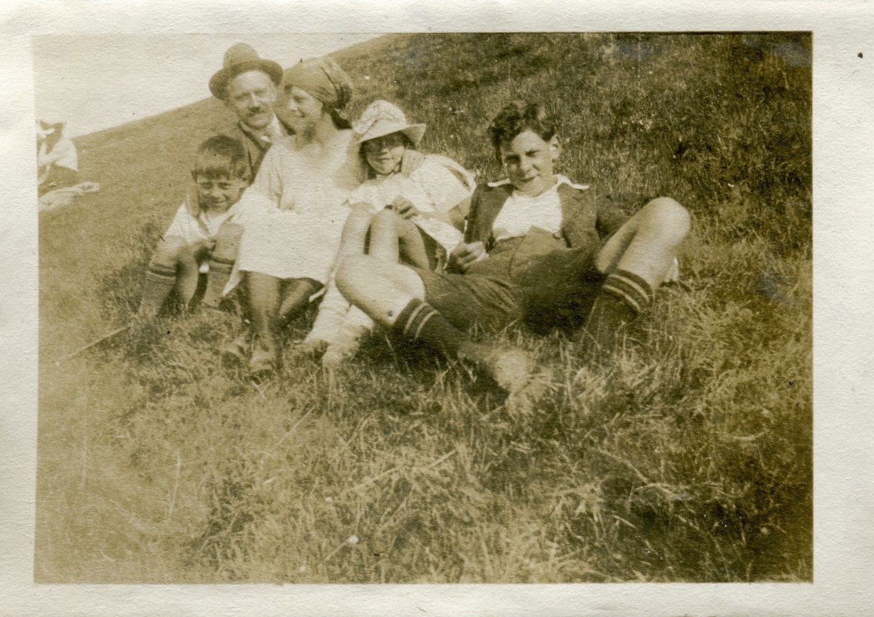 Family group - The Dyke, May 1922.
