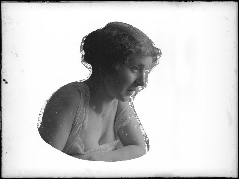 Naise portree, napis riideis. Bertha Elisabet Esop.