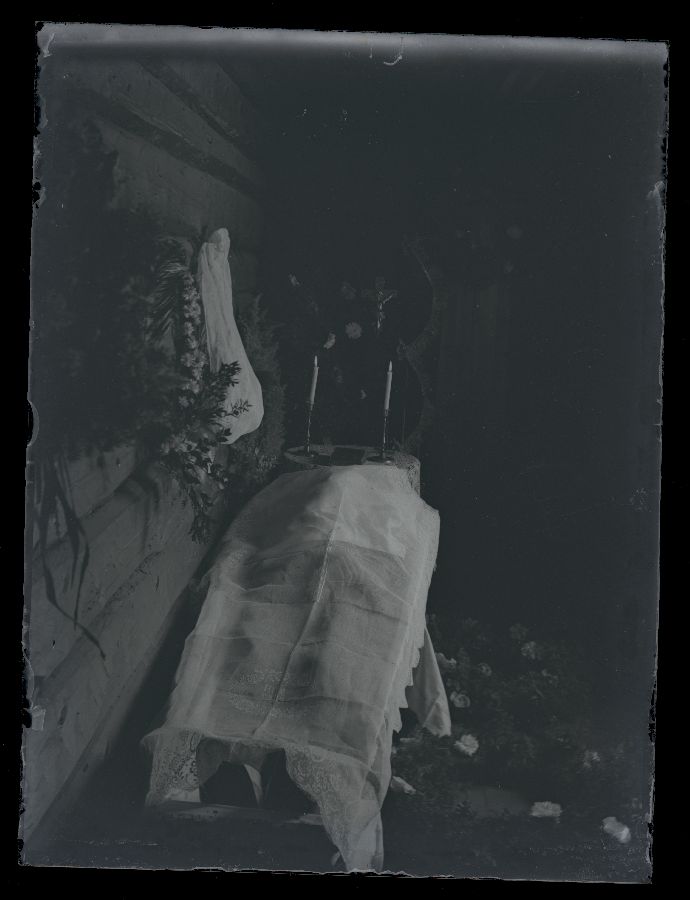 Matusefoto, surnu avatud kirstus, kaetud linaga.