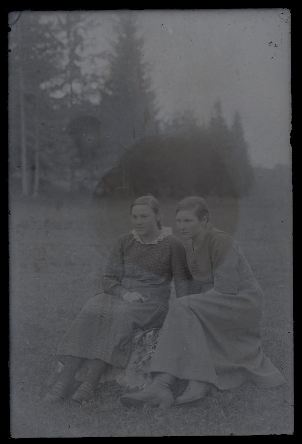 Kaks naist istuvad kivil.