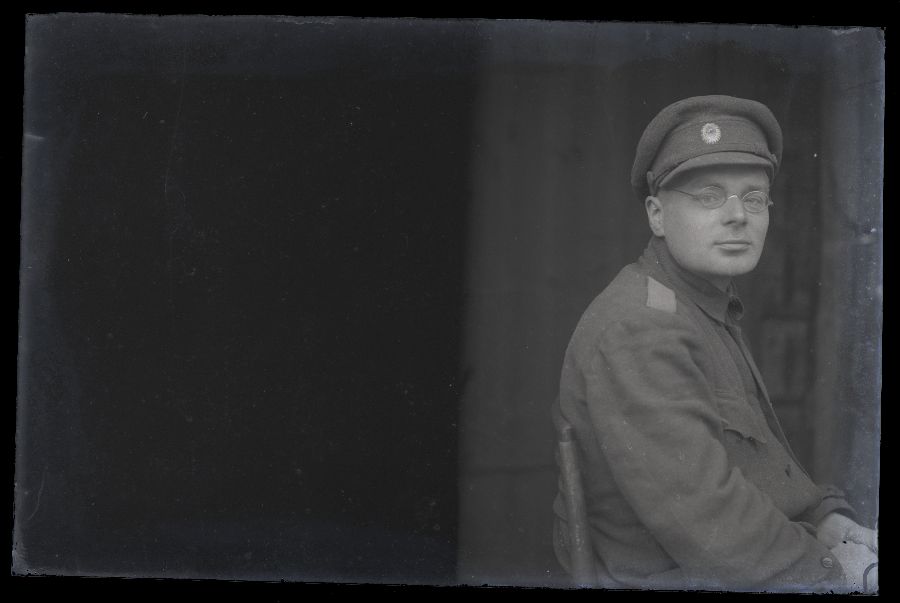 Peeter Värva autoportree, Eesti sõjaväe vormis.