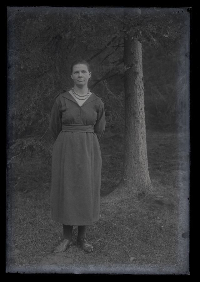 Naise täisportree, pildistatud metsas.