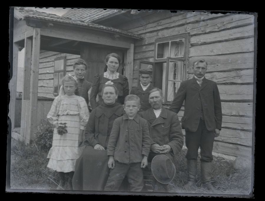 Grupifoto, pildistatud elumaja ees.