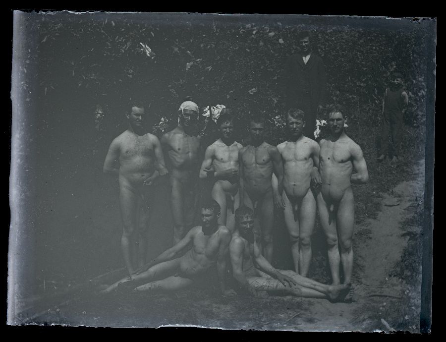 Grupifoto, kaheksa paljast meest.