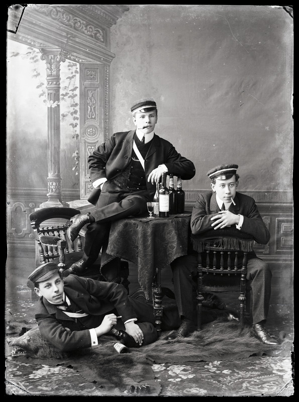3 noormeest koolivormides. Vasakult esimene Wilhelm Friedrich Dubas.