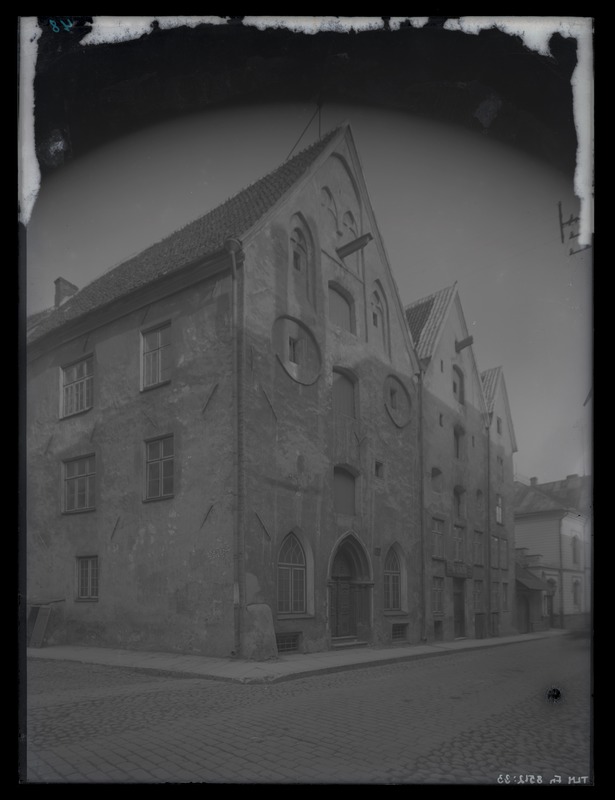 Elamud Pikk tänav 71, nn. "Kolm õde".