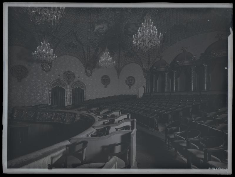 Kino "Gloria Palace" vaatesaal, vaade rõdult loožide rõdu tagaosas.