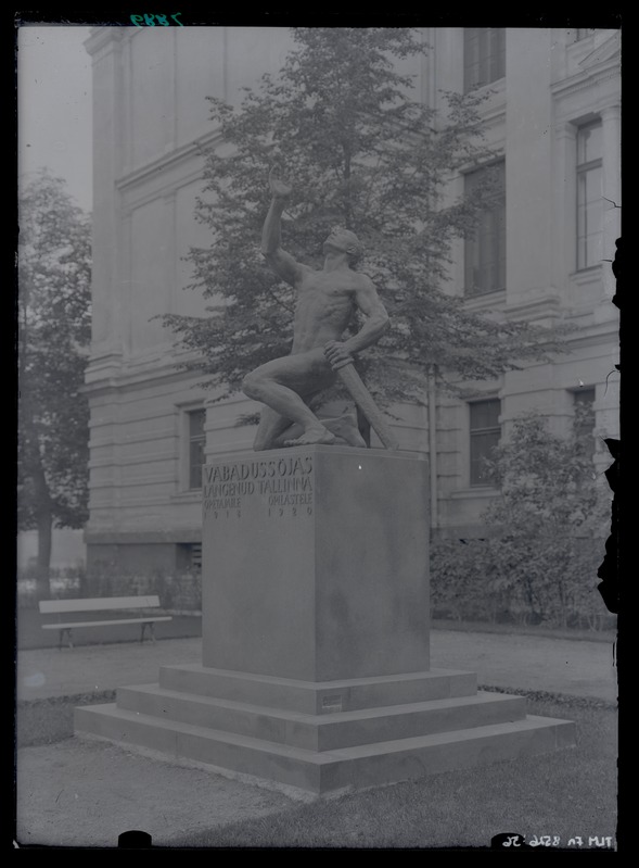 F. Sannamees, mälestusmärk Tallinna Reaalkooli esisel väljakul, 1930-ndad aastad.
