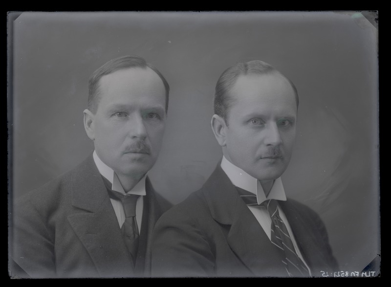 Fotograafid Johannes-Georg ja Peeter Parikas. Kaksikportree