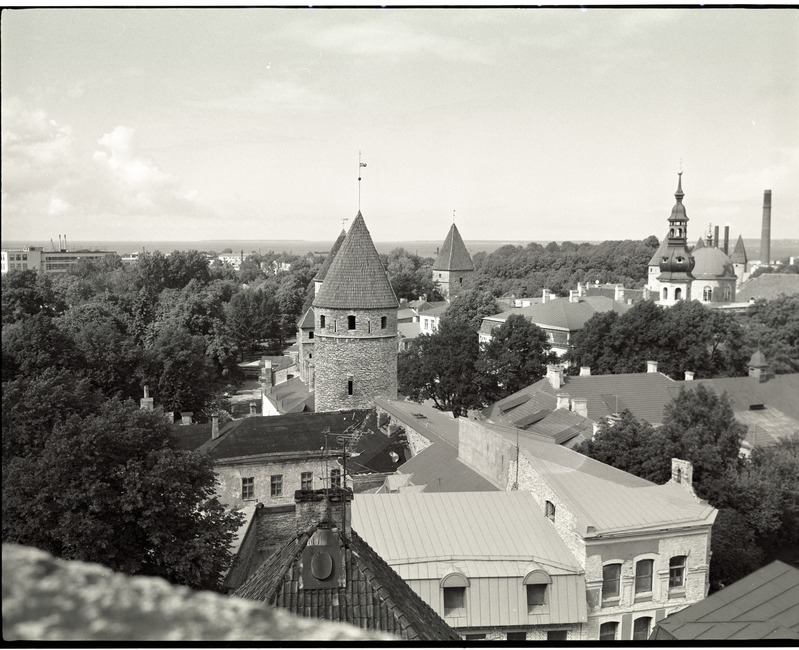 Tallinn. Vaade Toompealt Tornide väljaku poole