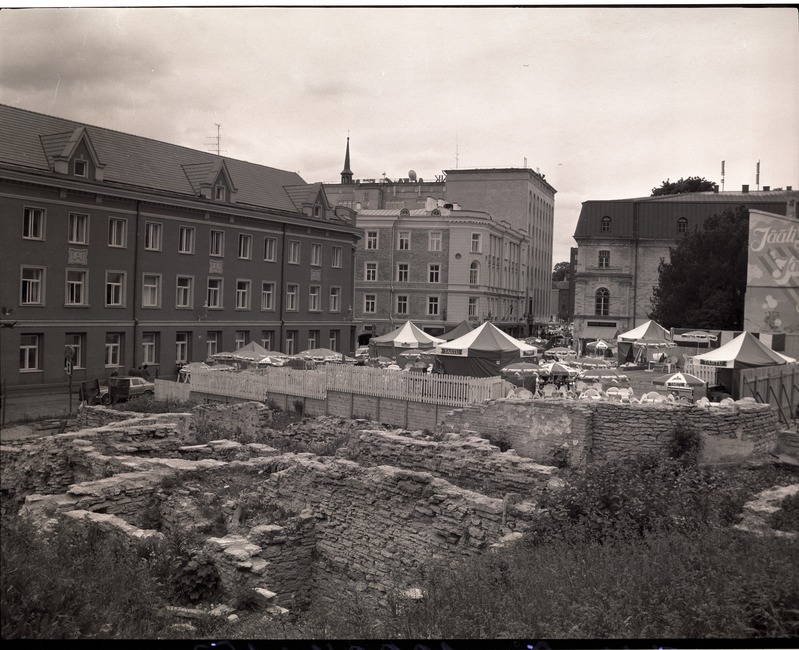 Tallinn. Vaade Harju tn. Jäätisekohvikule ja varemetele Niguliste kiriku poolt