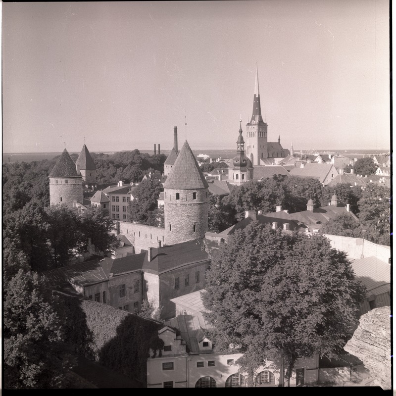 Tallinn. Vaade Tornide väljakule ja Oleviste kirikule Toompealt