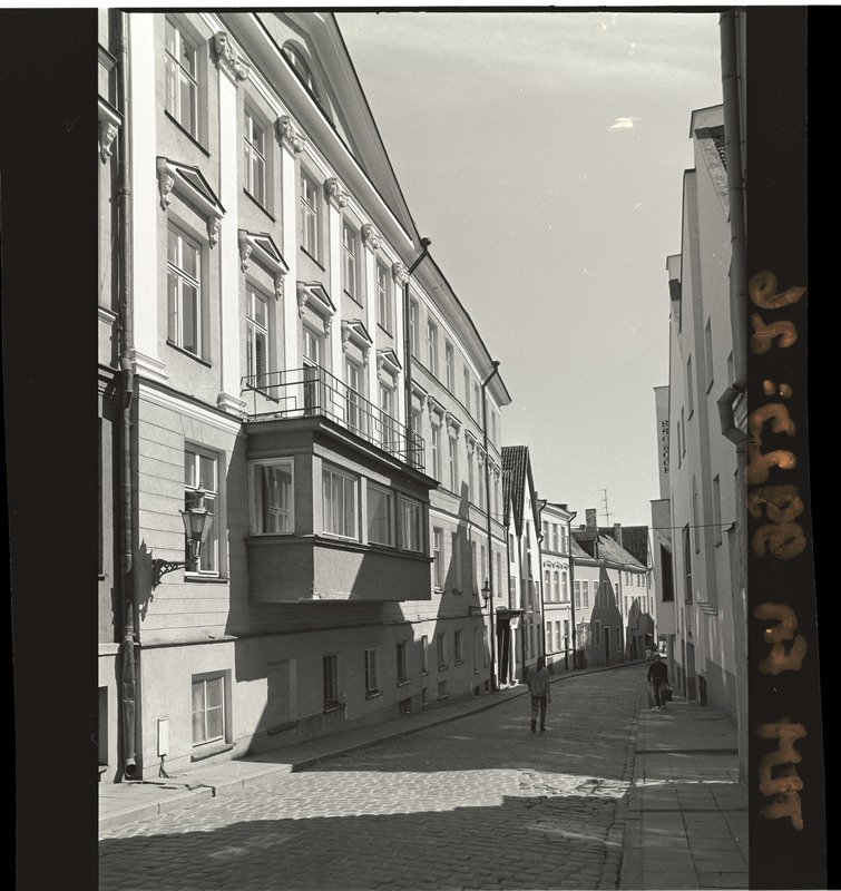 Vaade piki Dunkri tänavat Rataskaevu tänava poolt Raekoja platsi poole.