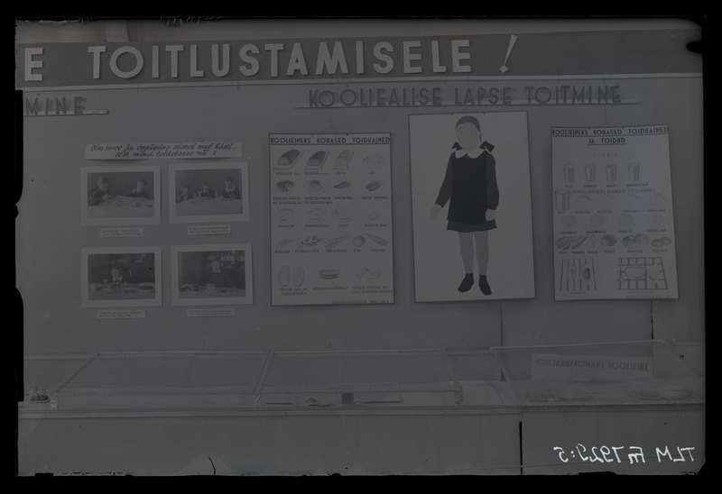 Stend näitusest "Erilist tähelepanu laste toitlustamisele". Lõik "Kooliealise lapse toitmine".