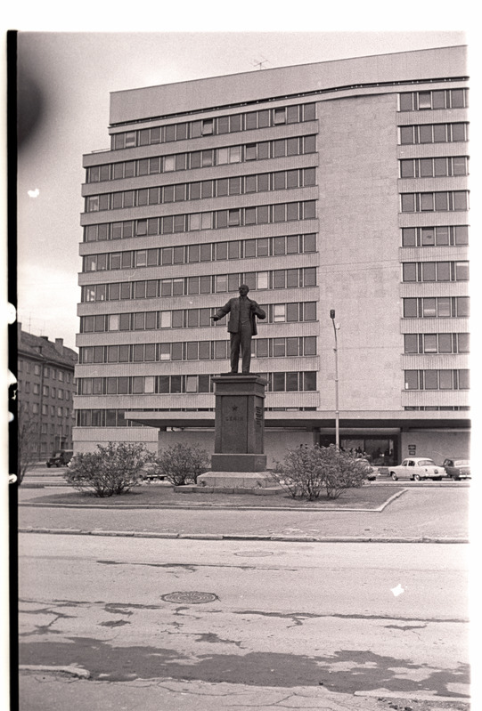 Lenini puiestee V. I. Lenini monument EKP KK hoone ees.