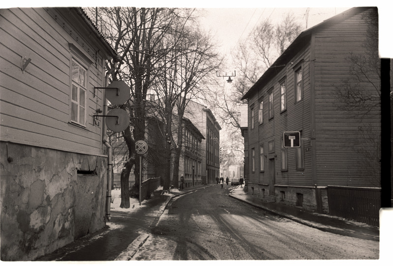 Tallinn. Vaade Tatari tänavale Sakala t. nurgalt (vasakul maja Tatari t. nr. 8) Võidu väljaku suunas